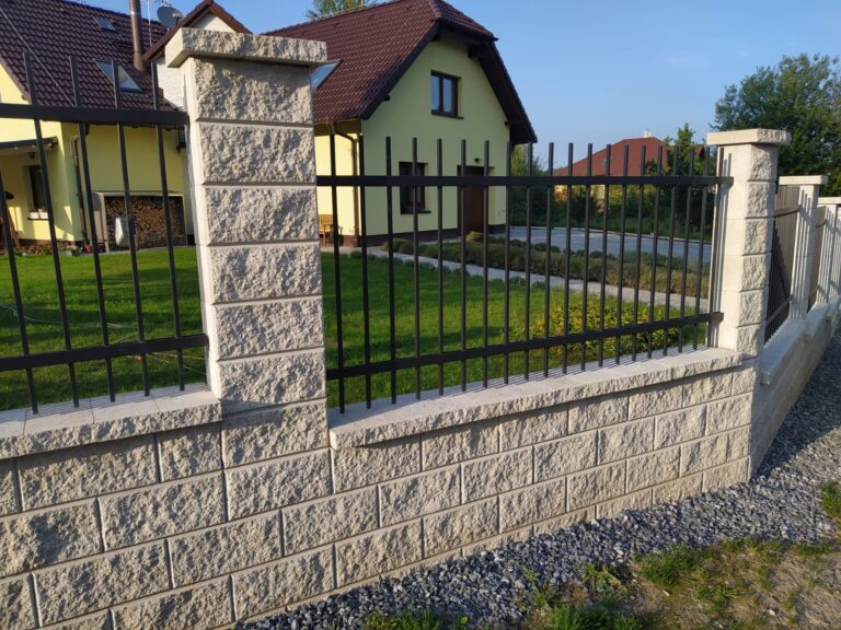 Kované ploty na míru nabízí jedinečný vzhled