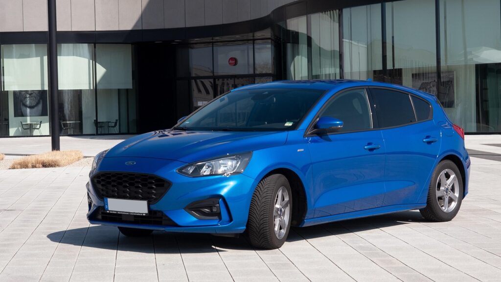 Řada nových vozů Ford připravených k prodeji na autobazaru