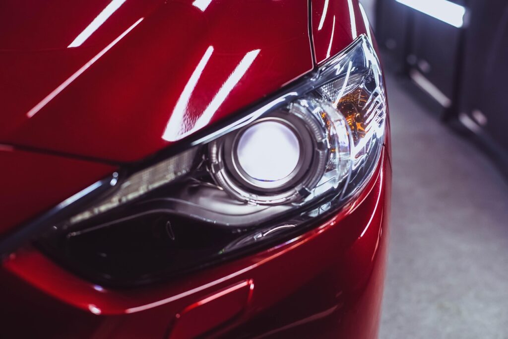 Mazda CX5 zaparkovaná u chaty na nezpevněné cestě